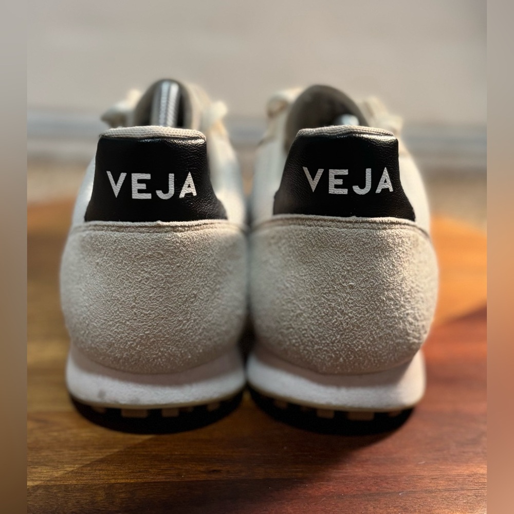 Veja Men's Cream and Black Sneakers - Picture 4 of 9